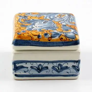 Italian hand-painted ceramic keepsake box from the Rinascimento collection handmade by Ceramiche Rampini in Gubbio, Italy