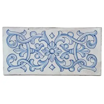 Hand-painted Deruta tile CLA by Antica Deruta, Italy. The tile is entirely handcrafted.