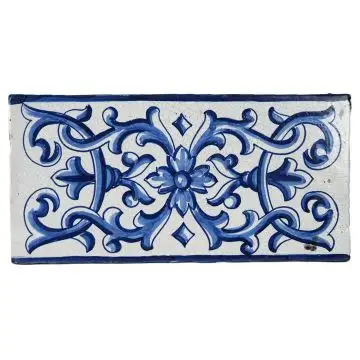 Hand-painted Deruta tile PPT by Antica Deruta, Italy. The tile is entirely handcrafted.