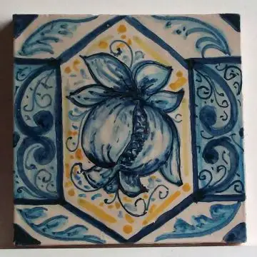 Sicilian tile GH11 hand-painted with traditional designs by Ghenos, Messina - Italy
