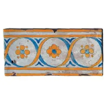 Hand-painted Deruta tile gt by Antica Deruta, Italy. The tile is entirely handcrafted.