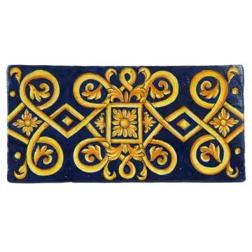 Hand-painted Deruta tile MS by Antica Deruta, Italy. The tile is entirely handcrafted.
