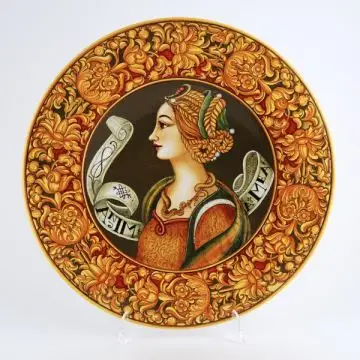 Italian wall plate featuring a Renaissance-style portrait of Simonetta Vespucci handmade by Francesca Niccacci in Deruta