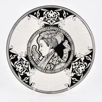 Italian wall plate featuring a Renaissance-style portrait of Lady Virtus handmade by Francesca Niccacci in Deruta