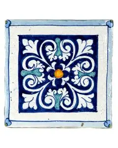 Hand-painted Deruta tile AD70 Tradizione Collection by Antica Deruta, Italy. The tile is entirely handcrafted.