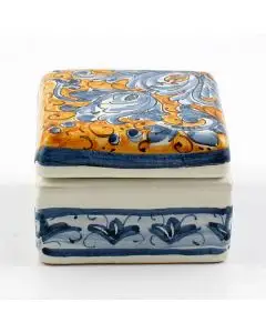 Italian hand-painted ceramic keepsake box from the Rinascimento collection handmade by Ceramiche Rampini in Gubbio, Italy