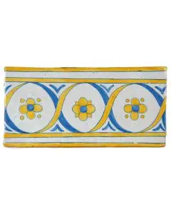 Hand-painted Deruta tile gt by Antica Deruta, Italy. The tile is entirely handcrafted.