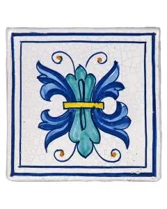 Hand-painted Deruta tile AD05 Tradizione by Antica Deruta, Italy. The tile is entirely handcrafted.