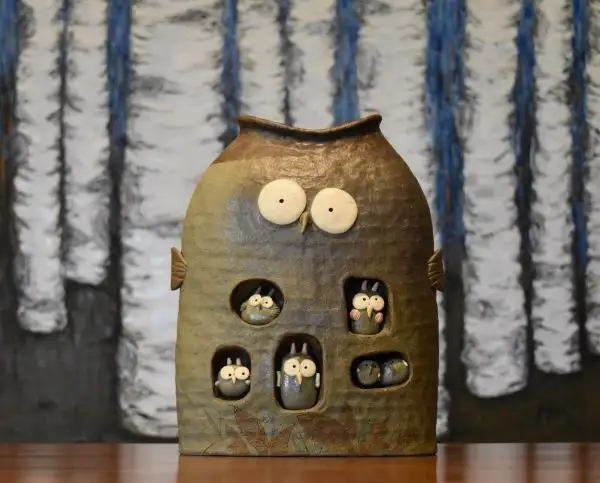 The Owl Den, a ceramic piece by Riccardo Biavati. Mama owl has the shape of a house, where her little ones live, well protected and nurtured